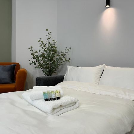 Modern One-Bedroom Apartment Swindon Exteriör bild