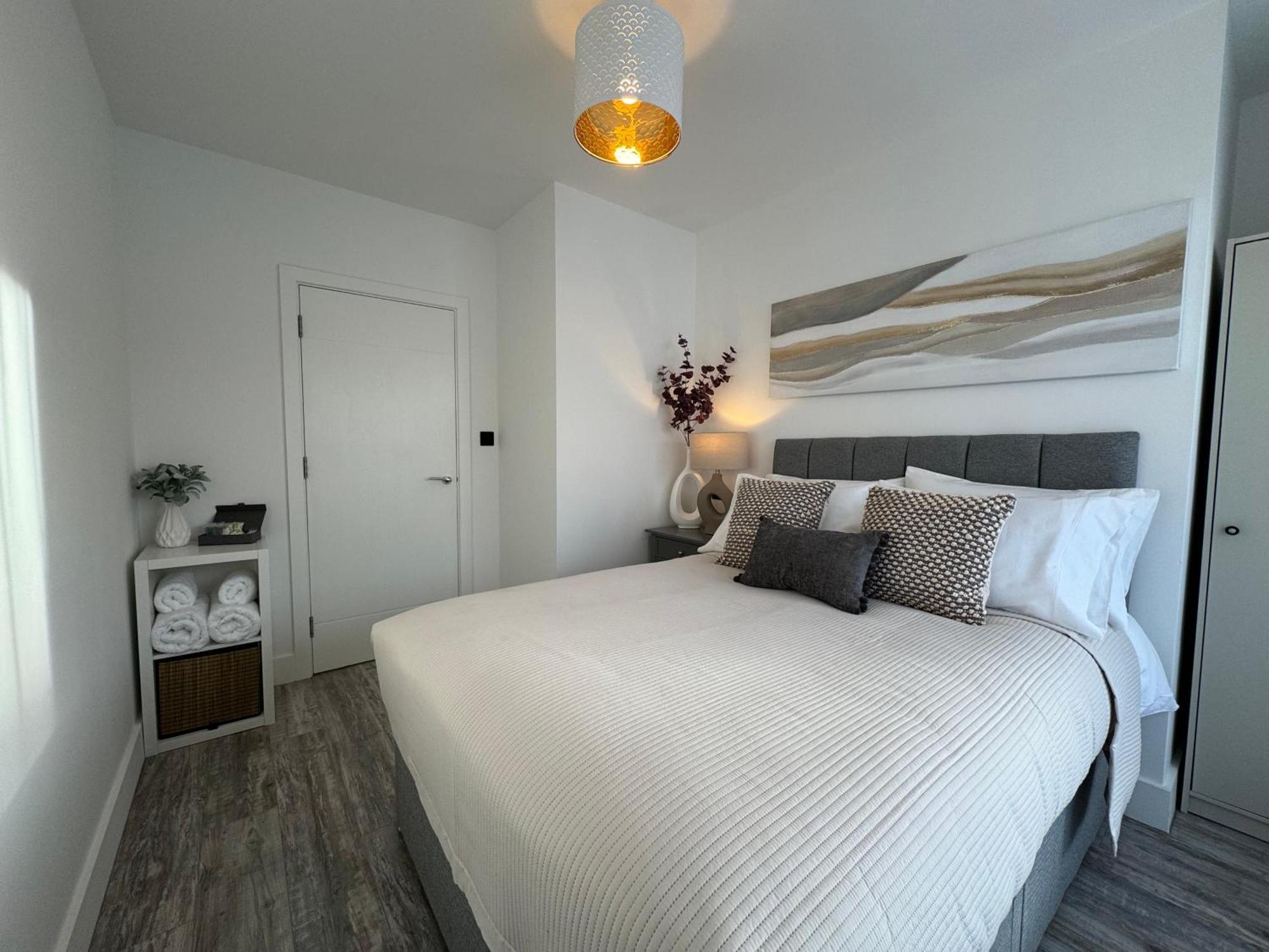 Modern One-Bedroom Apartment Swindon Exteriör bild